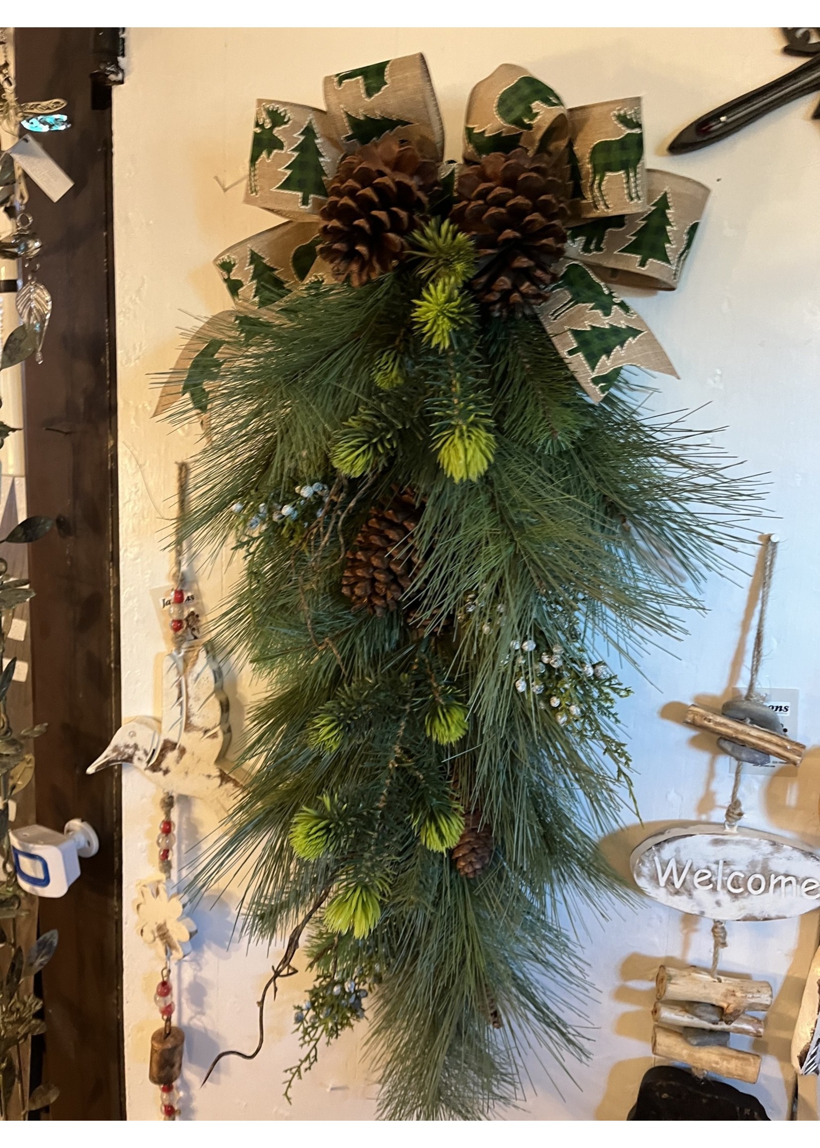 Christmas Teardrop Swag/Wreath 28”