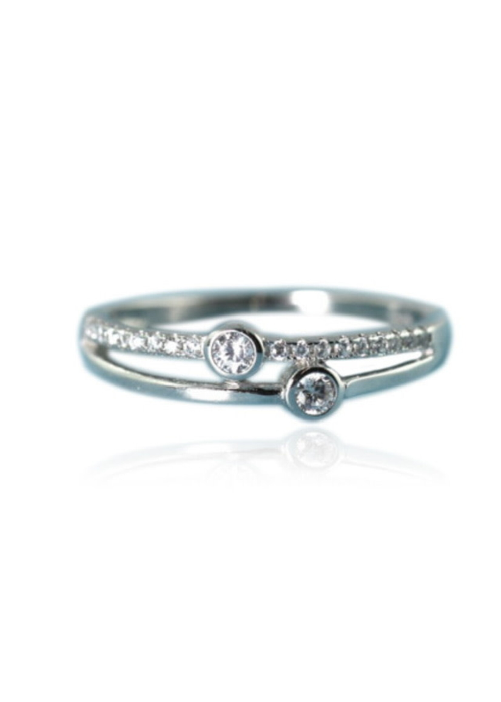 STERLING SILVER RHODIUM PLATED CZ RING.