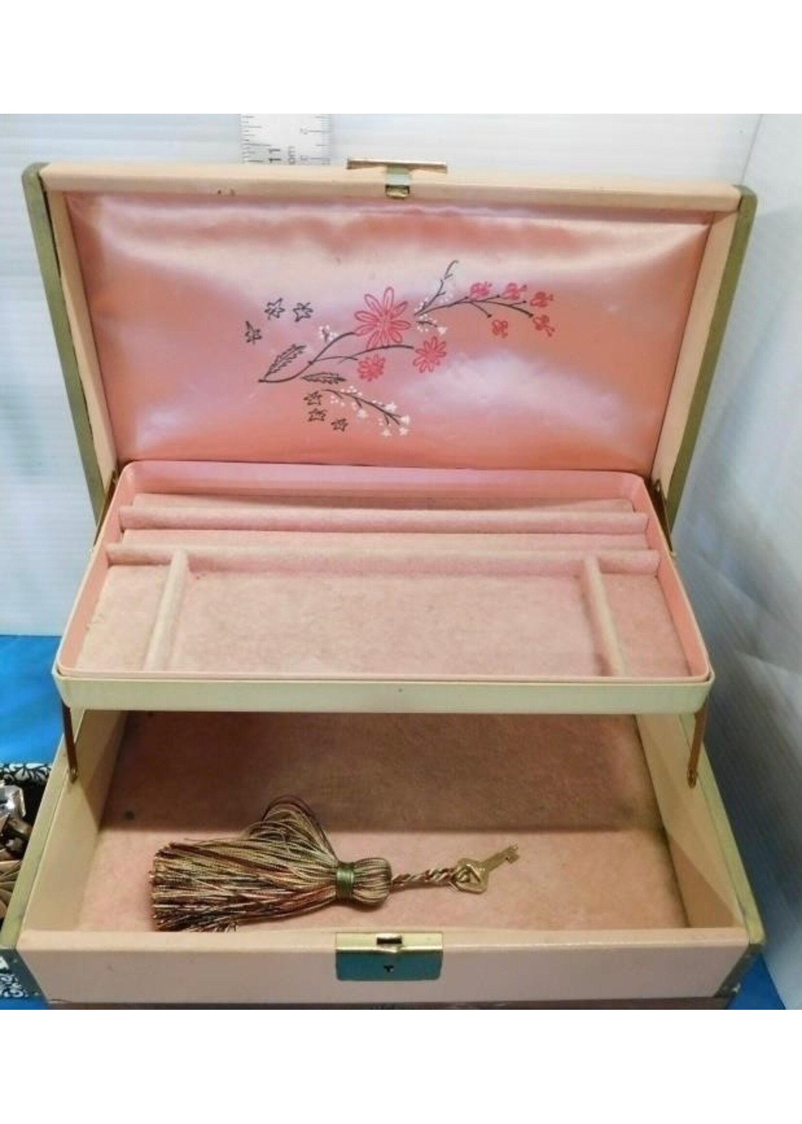Vintage Jewelry Box w Key (Pink)