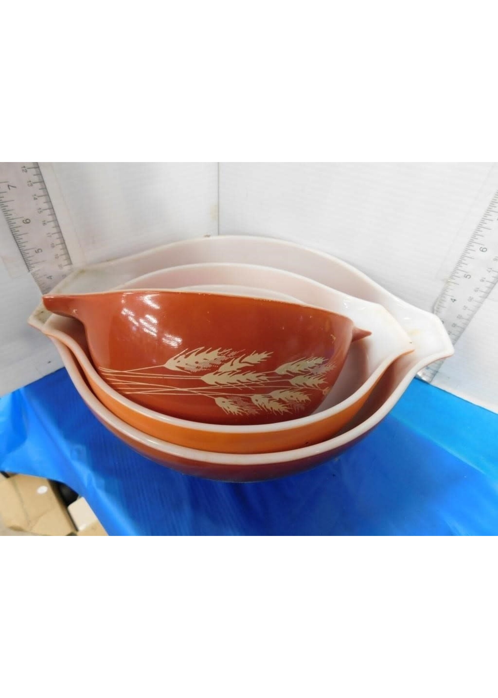 Vintage Pyrex Bowls set