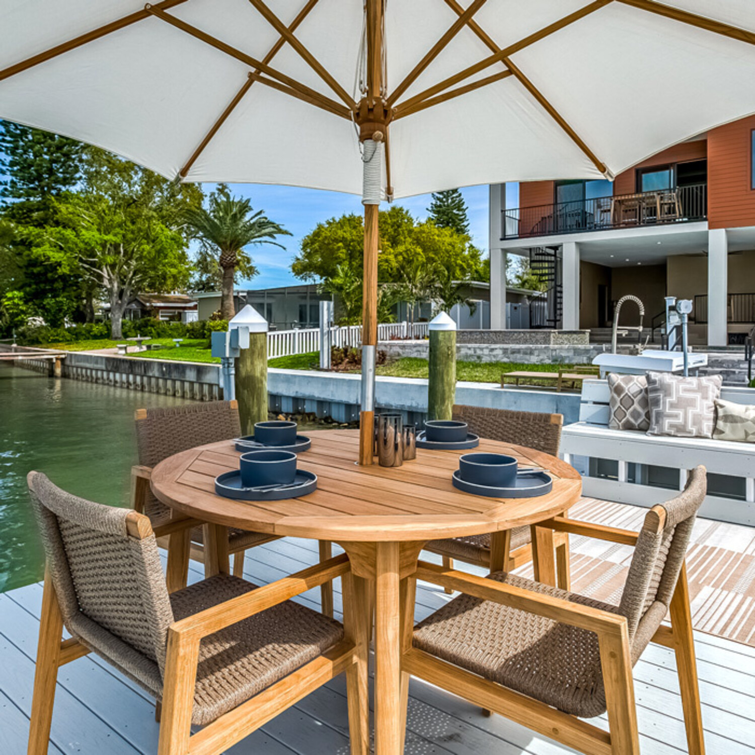 HALSEY OUTDOOR ROUND DINING TABLE - Su Casa, image size:1500x1500