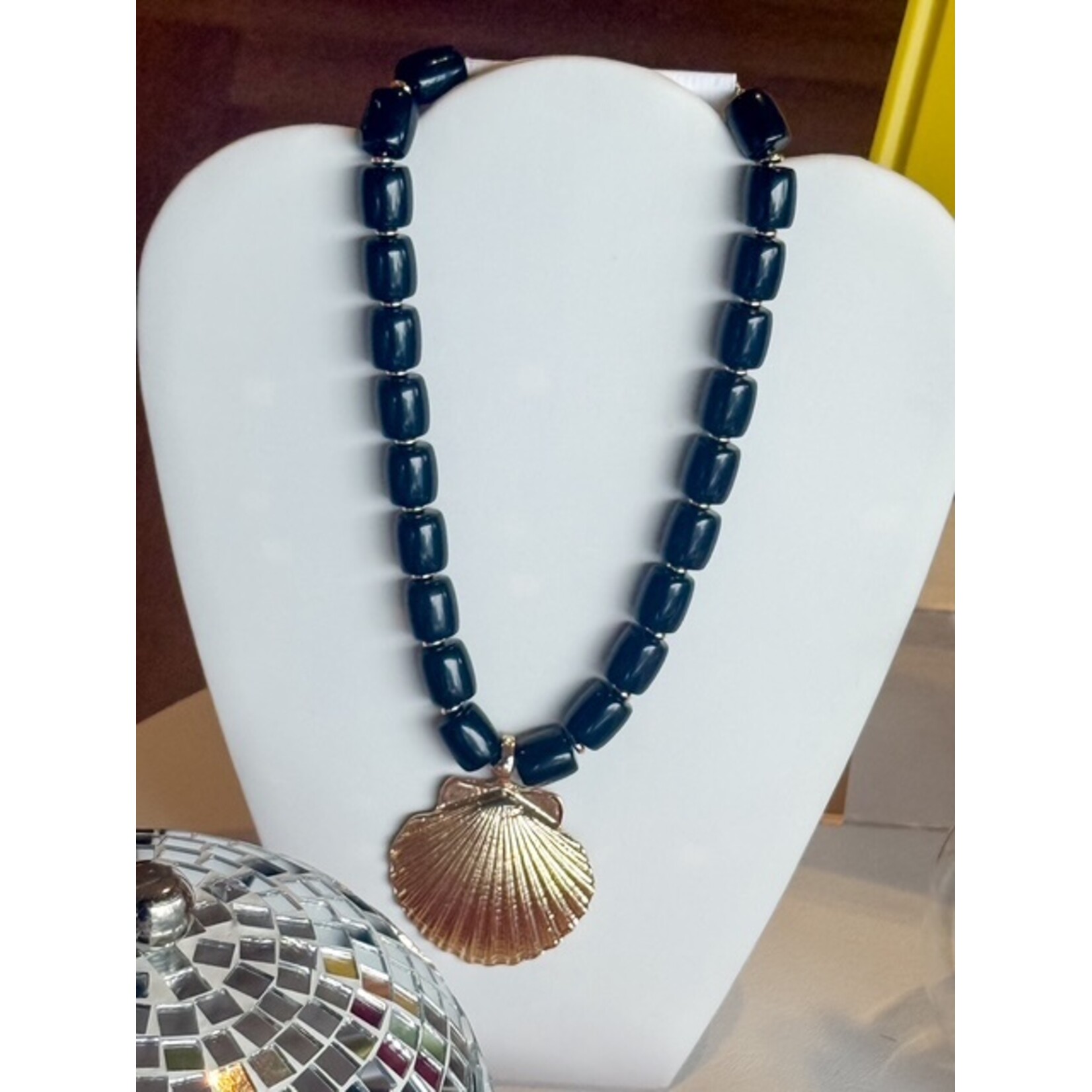 Noir Shell Necklace