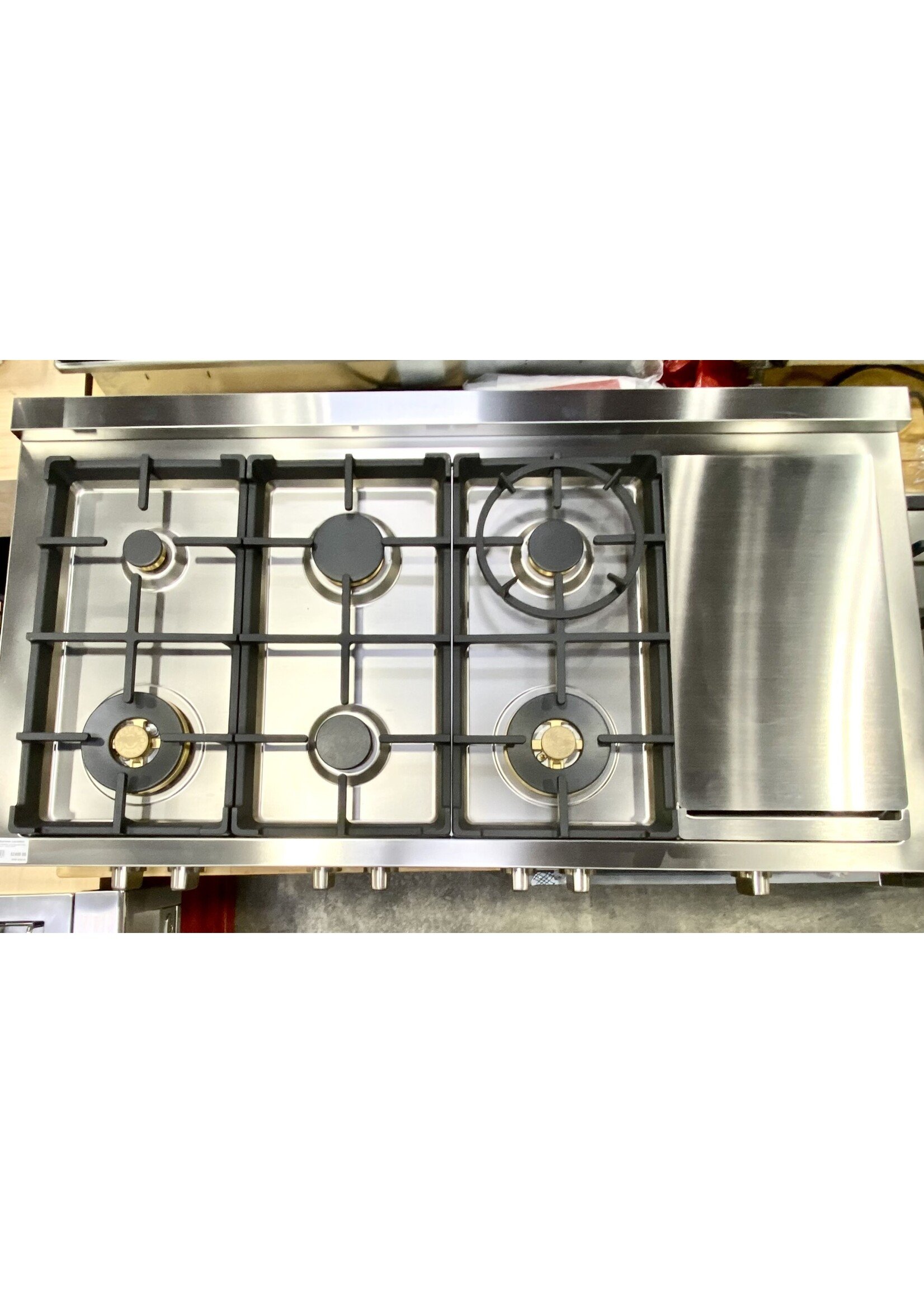 BERTAZZONI BERTAZZONI MAST486GRTBXT 48 Gas Rangetop 6 brass burners + electric griddle