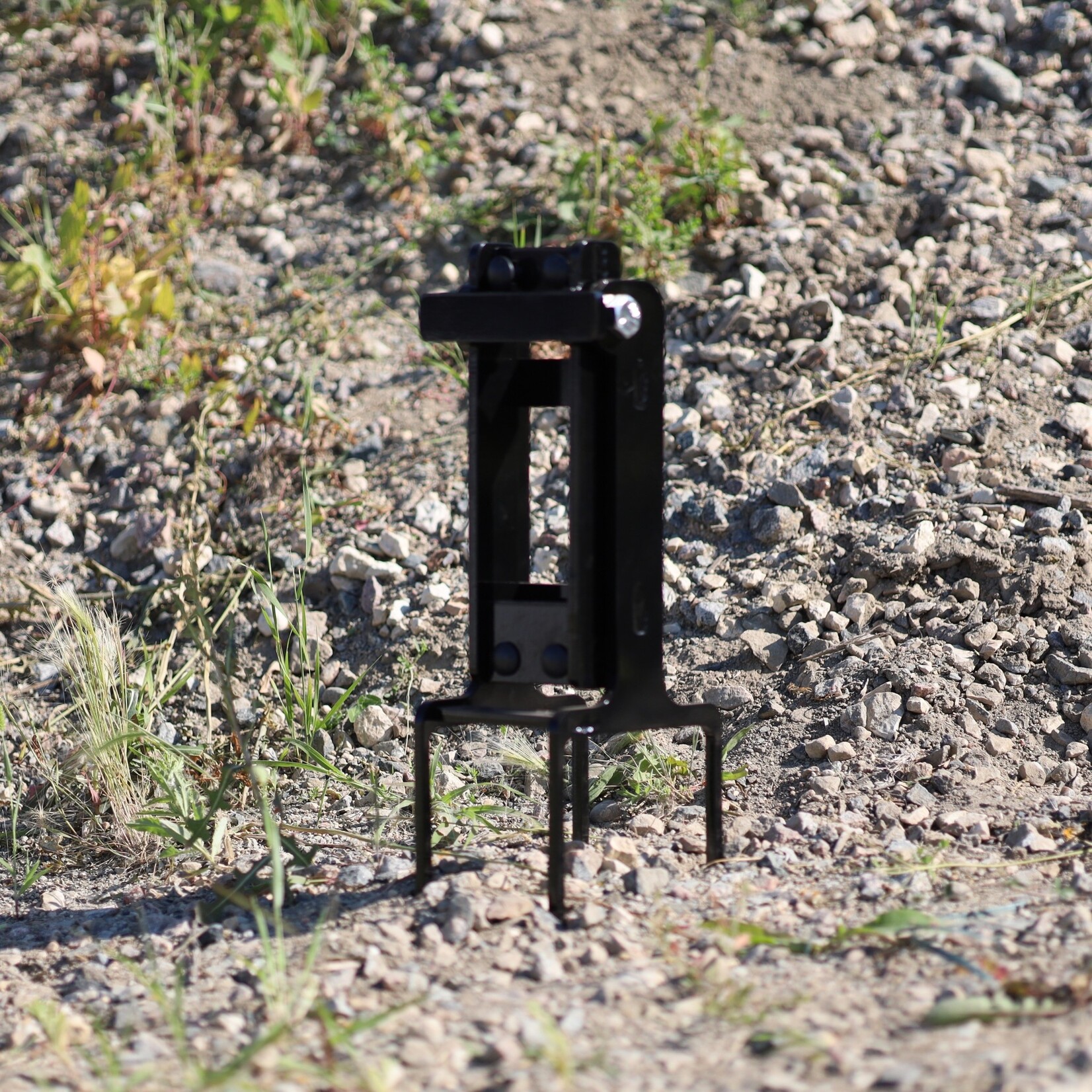 ENGAGE PRECISION ENGAGE PRECISION AR500 STEEL RIFLE REACTIVE GRAVITY POPPER TARGET STAND, 3/8”, BLACK