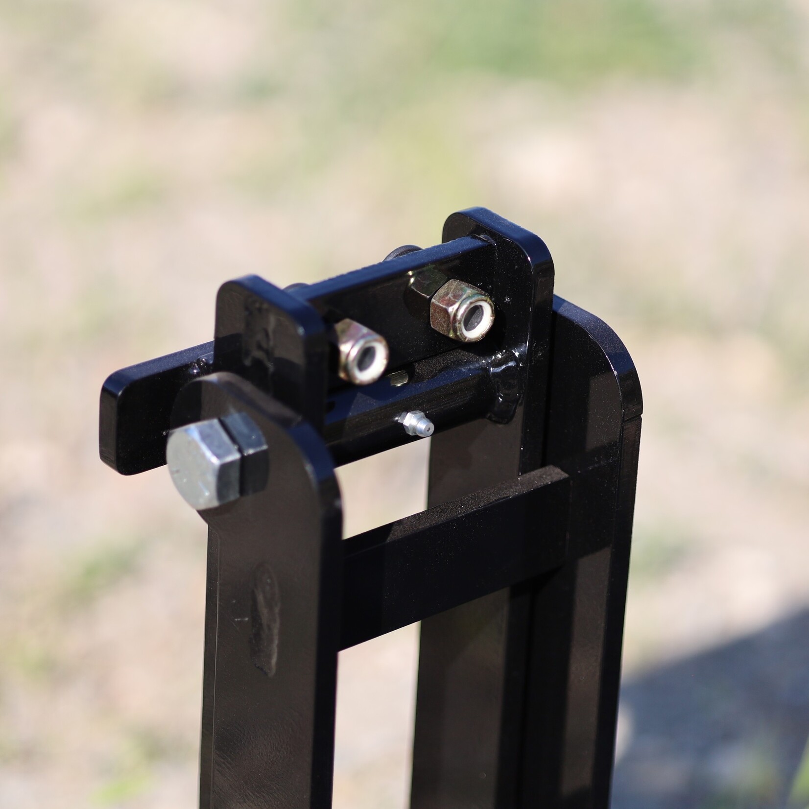 ENGAGE PRECISION ENGAGE PRECISION AR500 STEEL RIFLE REACTIVE GRAVITY POPPER TARGET STAND, 3/8”, BLACK