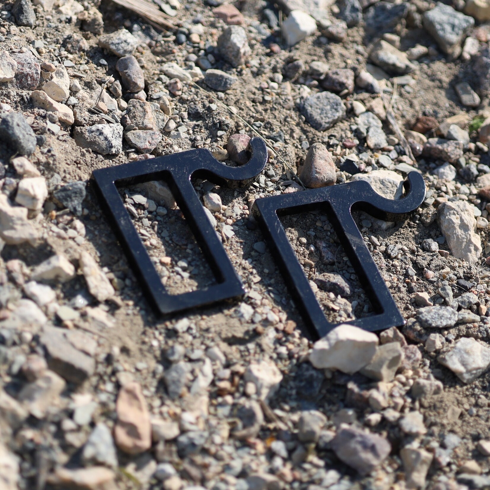 ENGAGE PRECISION ENGAGE PRECISION AR500 STEEL TARGET HOOK, 3/8”, FOR 2X4 CROSS BEAM, BLACK, SET OF 2