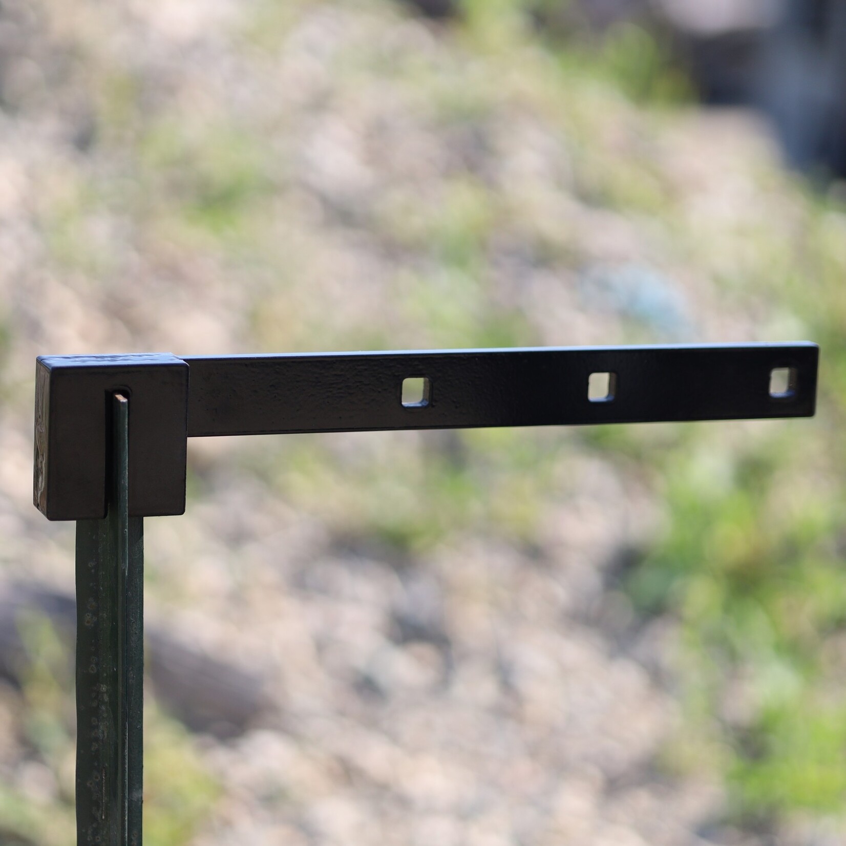 ENGAGE PRECISION ENGAGE PRECISION AR500 STEEL T POST SIDE HANGER, 3/8”, 15”, BLACK