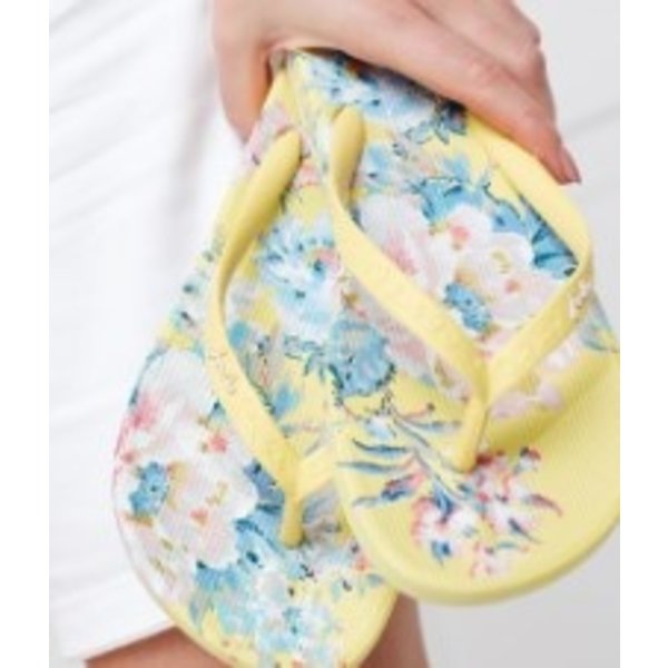 flip-flops-little-feet-shoes