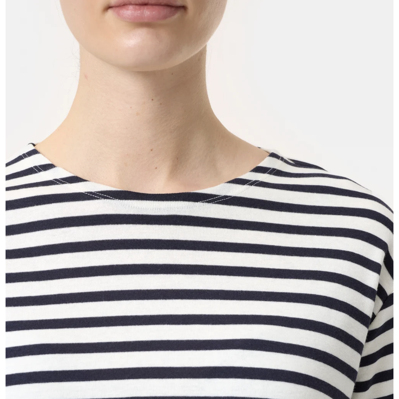 Closed Basic Longsleeve