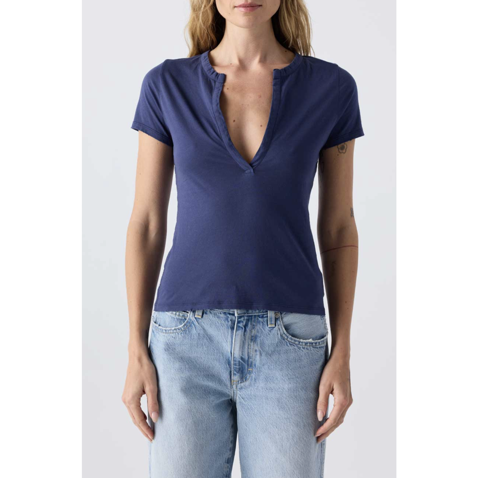 AMO Delightful Tee