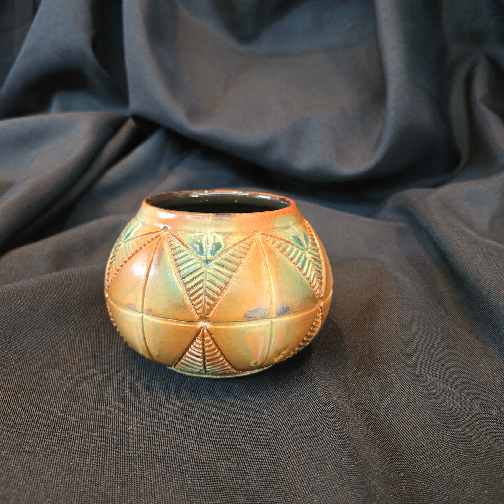 Small Pot w/designs 15308 STE