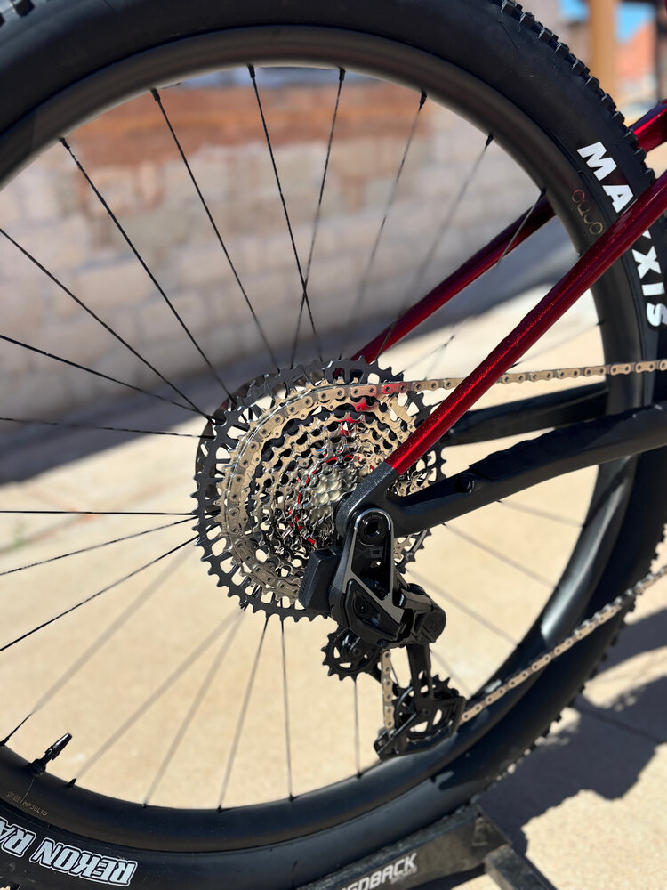 Orbea 2025 - ORBEA OIZ M-TEAM AXS LARGE Diamond Carbon View (Matt) - Cherry Red (Gloss) Flight Attendant