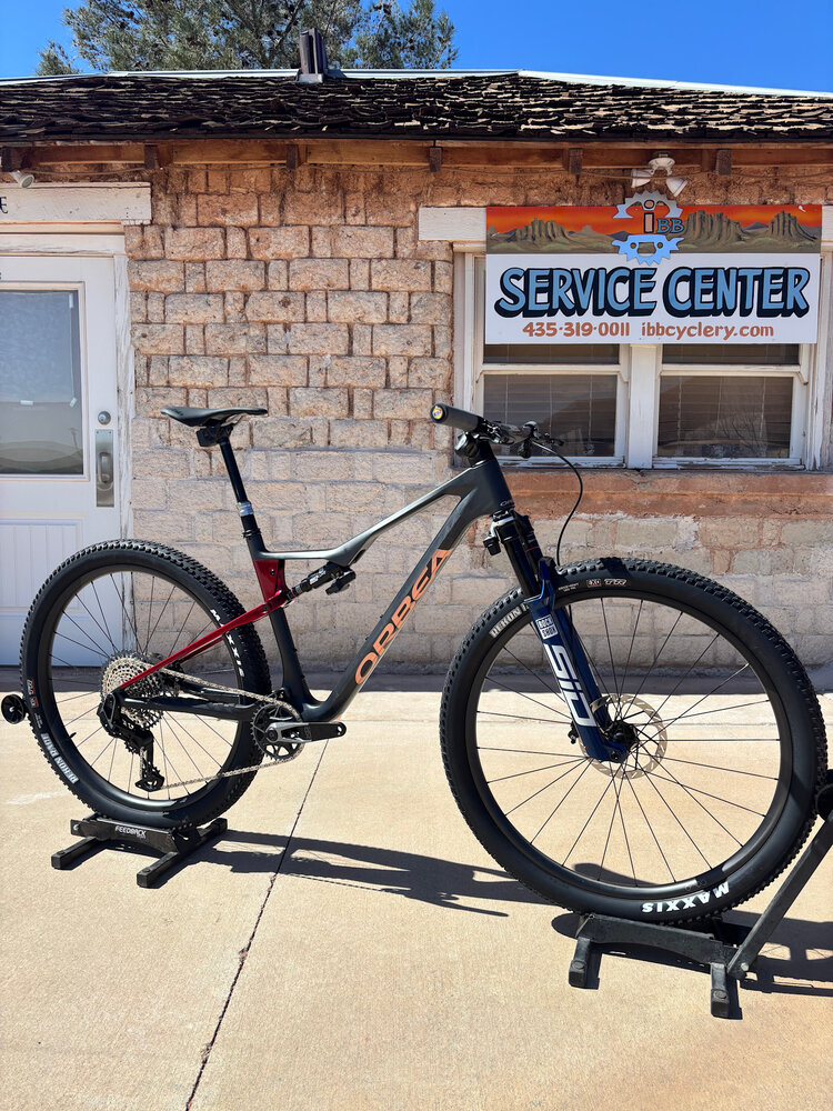 Orbea 2025 - ORBEA OIZ M-TEAM AXS LARGE Diamond Carbon View (Matt) - Cherry Red (Gloss) Flight Attendant