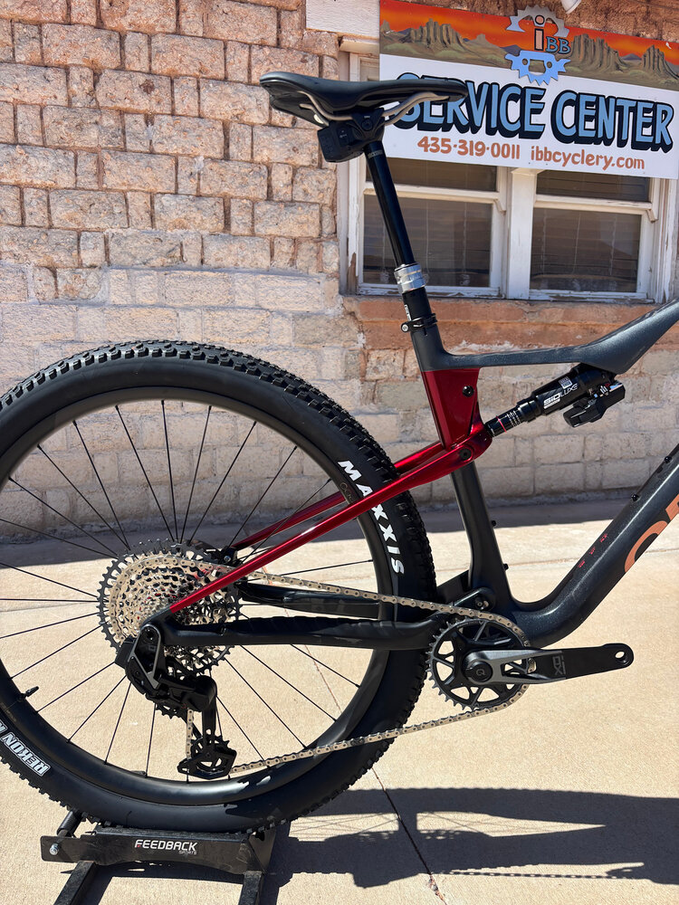 Orbea 2025 - ORBEA OIZ M-TEAM AXS LARGE Diamond Carbon View (Matt) - Cherry Red (Gloss) Flight Attendant