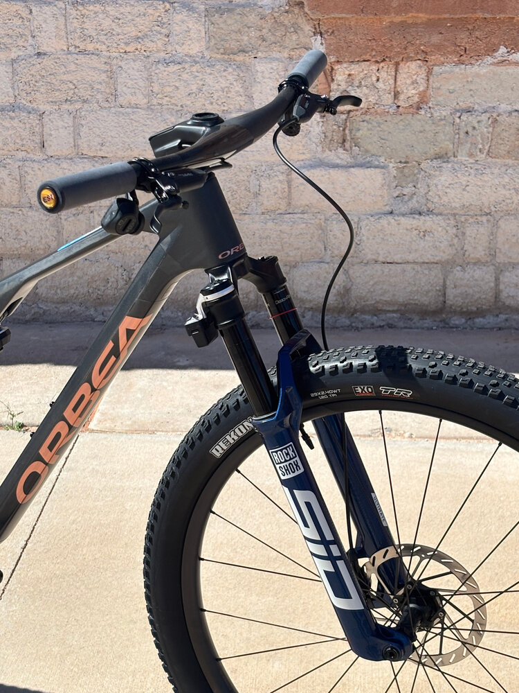 Orbea 2025 - ORBEA OIZ M-TEAM AXS LARGE Diamond Carbon View (Matt) - Cherry Red (Gloss) Flight Attendant