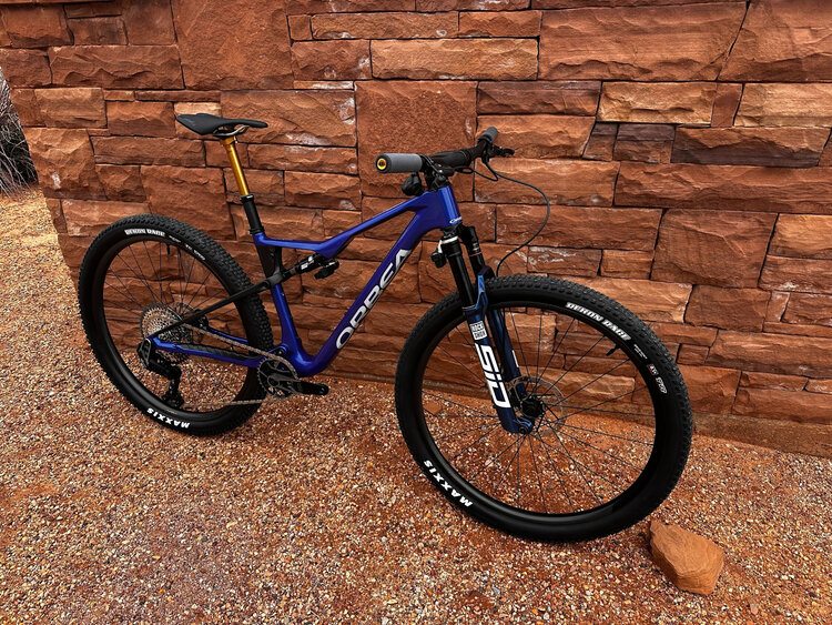 Orbea 2025 ORBEA OIZ M-TEAM AXS Flight Attendant Medium Cobalt Blue (Gloss) - Carbon Raw (Matt) - Custom