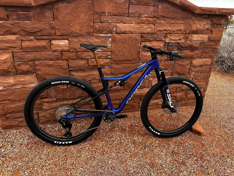 Orbea 2025 ORBEA OIZ M-TEAM AXS Flight Attendant Medium Cobalt Blue (Gloss) - Carbon Raw (Matt) - Custom