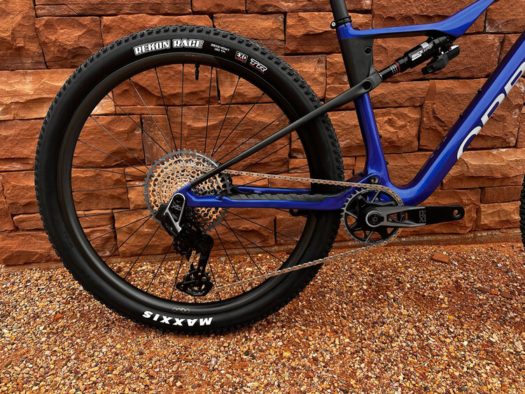 Orbea 2025 ORBEA OIZ M-TEAM AXS Flight Attendant Medium Cobalt Blue (Gloss) - Carbon Raw (Matt) - Custom