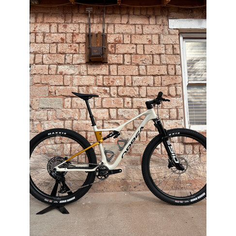 Orbea 2026 - ORBEA OIZ M10 AXS - LARGE - IVORY WHITE (GLOSS) - BUMBLEBEE YELLOW (MATT) - SRAM Flight Attendant RW Upgrade DEMO