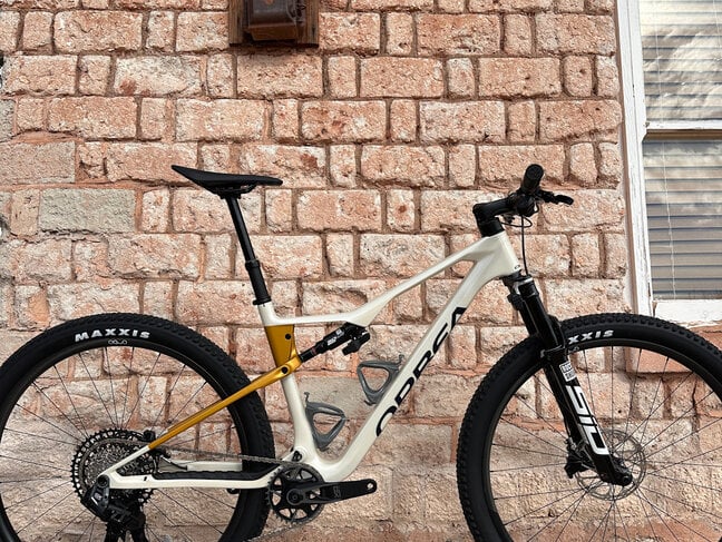 Orbea 2026 - ORBEA OIZ M10 AXS - LARGE - IVORY WHITE (GLOSS) - BUMBLEBEE YELLOW (MATT) - SRAM Flight Attendant RW Upgrade DEMO