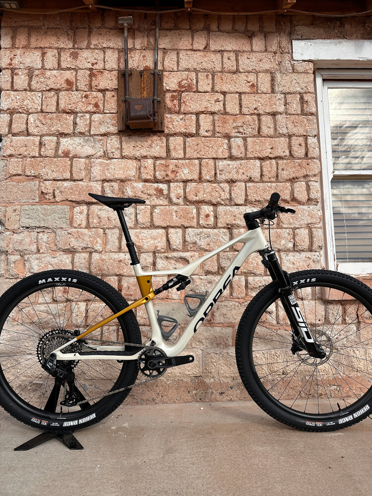 Orbea 2026 - ORBEA OIZ M10 AXS - LARGE - IVORY WHITE (GLOSS) - BUMBLEBEE YELLOW (MATT) - SRAM Flight Attendant RW Upgrade DEMO