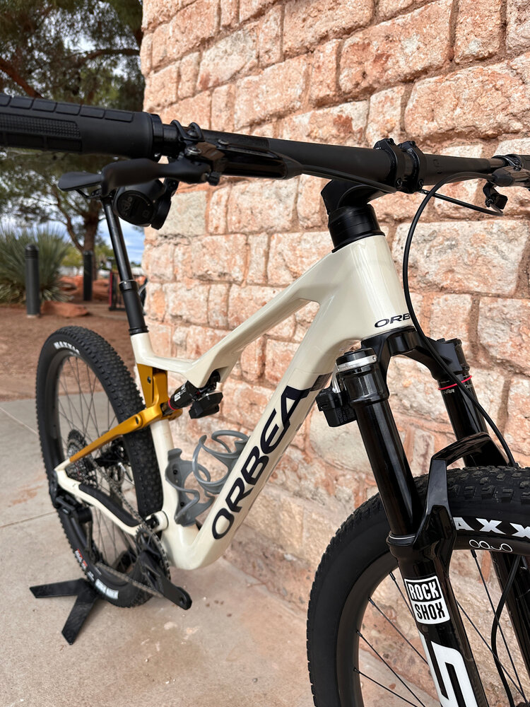 Orbea 2026 - ORBEA OIZ M10 AXS - LARGE - IVORY WHITE (GLOSS) - BUMBLEBEE YELLOW (MATT) - SRAM Flight Attendant RW Upgrade DEMO