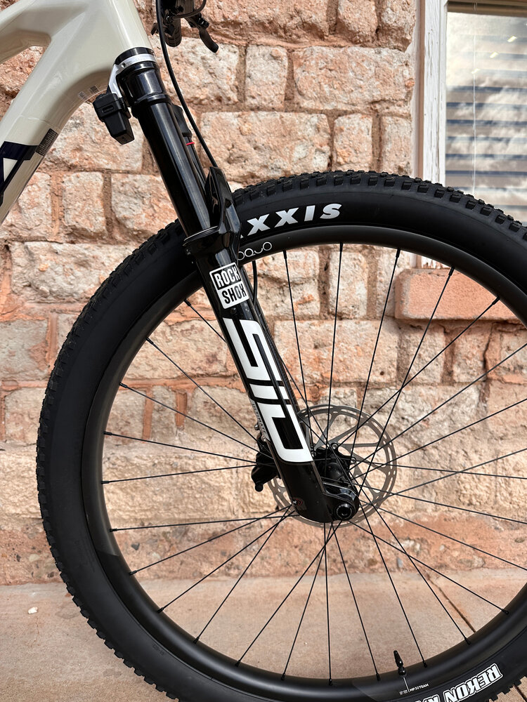 Orbea 2026 - ORBEA OIZ M10 AXS - LARGE - IVORY WHITE (GLOSS) - BUMBLEBEE YELLOW (MATT) - SRAM Flight Attendant RW Upgrade DEMO