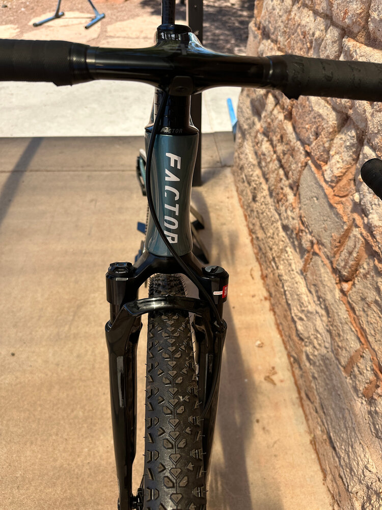 Factor Bikes Factor SARANA W/ SUSPENSION - RED XPLR W/ PM Cyan Blue 56 cm