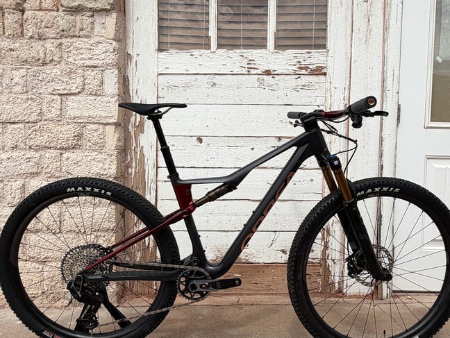 Orbea 2025 - ORBEA OIZ M-TEAM AXS M Diamond Carbon View (Matt) - Cherry Red (Gloss)