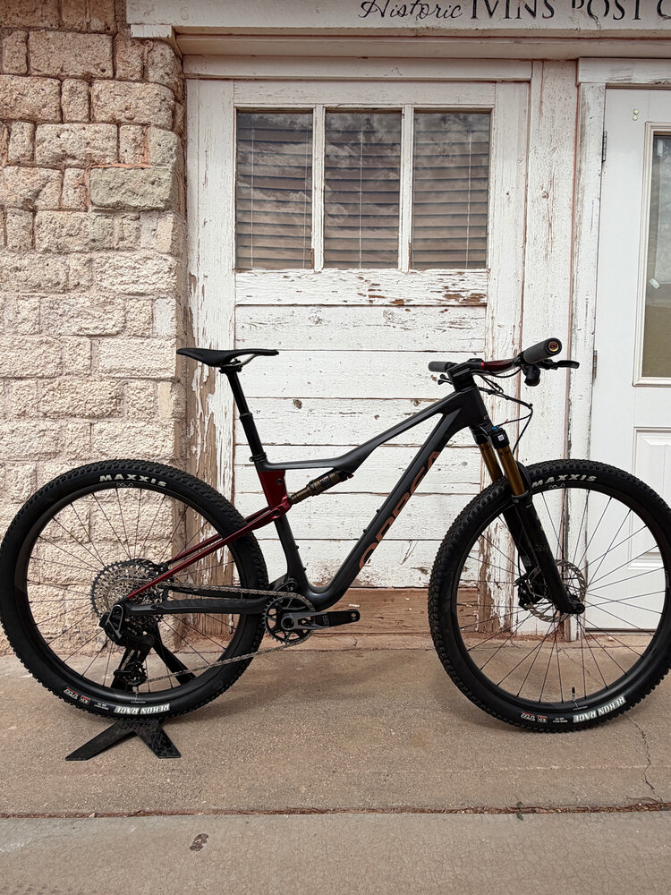 Orbea 2025 - ORBEA OIZ M-TEAM AXS M Diamond Carbon View (Matt) - Cherry Red (Gloss)