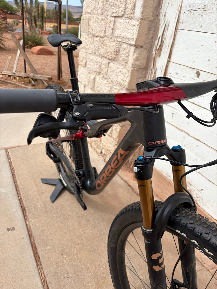 Orbea 2025 - ORBEA OIZ M-TEAM AXS M Diamond Carbon View (Matt) - Cherry Red (Gloss)