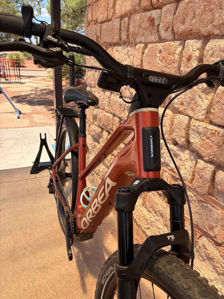 Orbea 2025 - ORBEA KEMEN ADV 10 MID 28mph L Mars Red - Ivory White (Gloss) - Demo