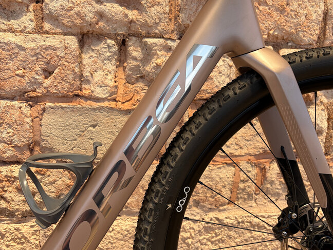 Orbea 2025 Orbea Denna M20 - 28mph - MEDIUM - Nickel Matt Carbon Raw Gloss - DEMO