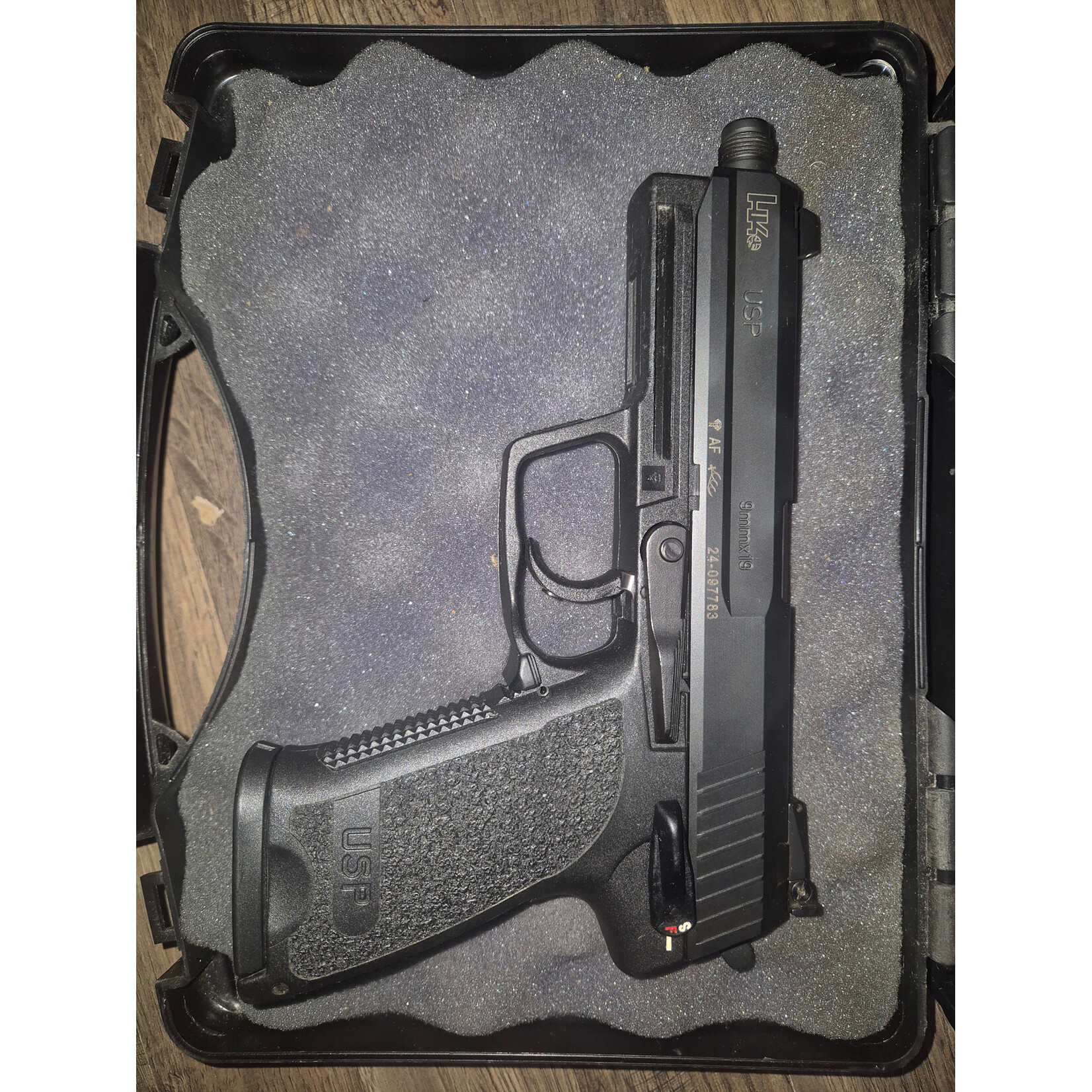 Heckler Pre Owned Heckler and Koch USP 9mm 125bbl black hard case with 5 magazines