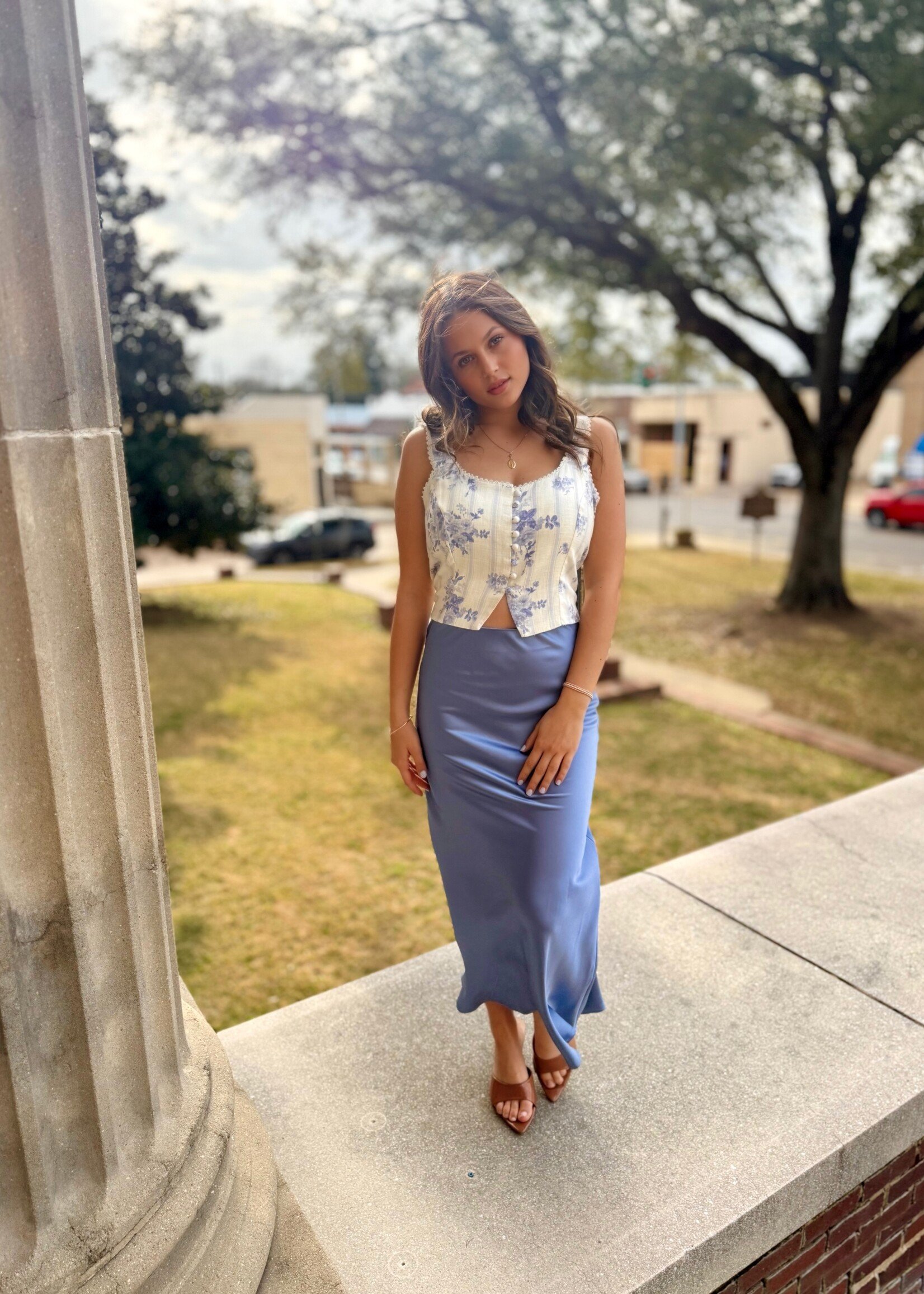 Dress Forum White & Blue Floral Sleeveless Top