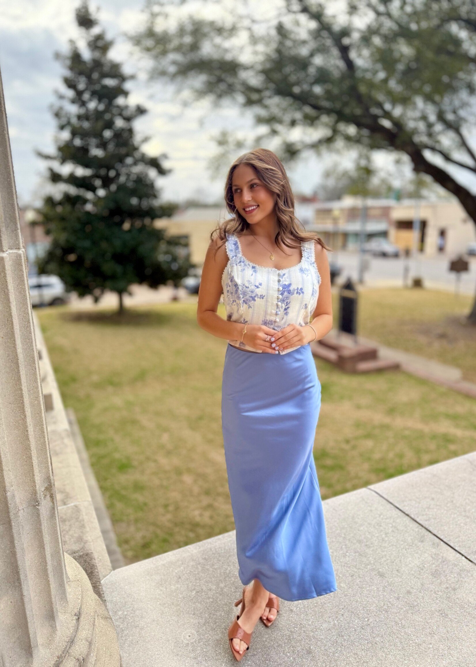 Dress Forum White & Blue Floral Sleeveless Top