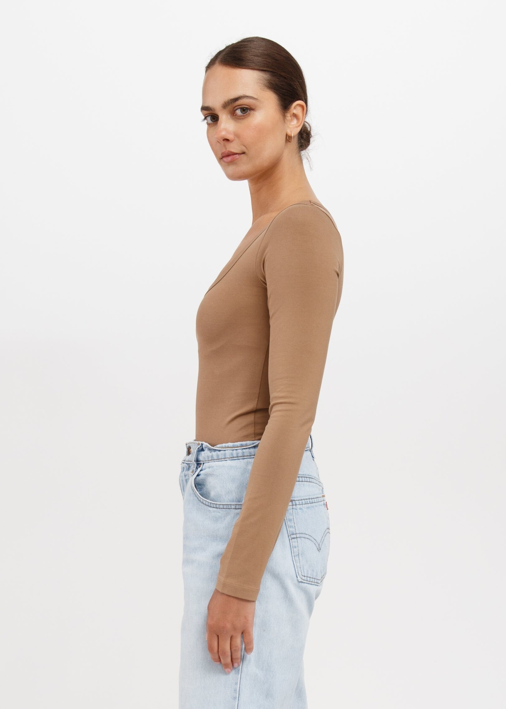 Brunette The Label Brunette The Label Chandail À Encolure Dégagée À Manches Longues - Fauve