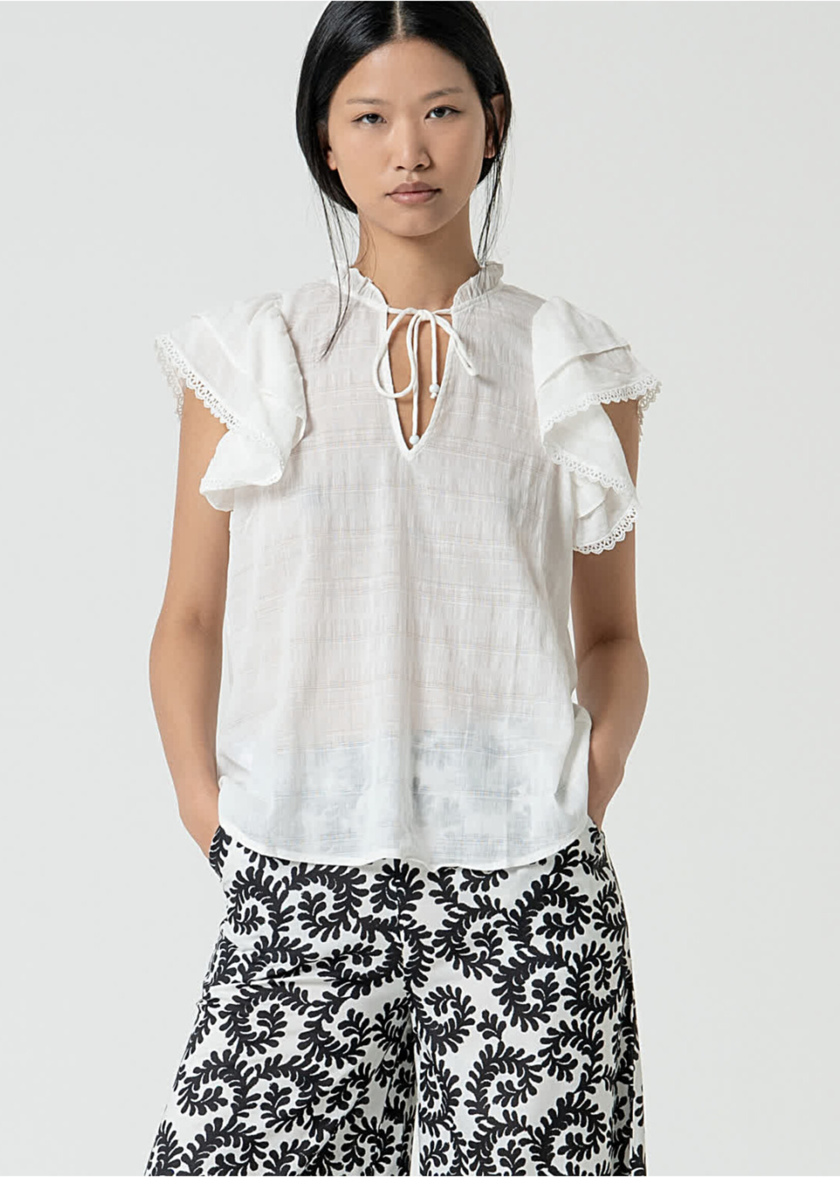 Surkana Surkana Plain Romantic Blouse With Ruffles - White