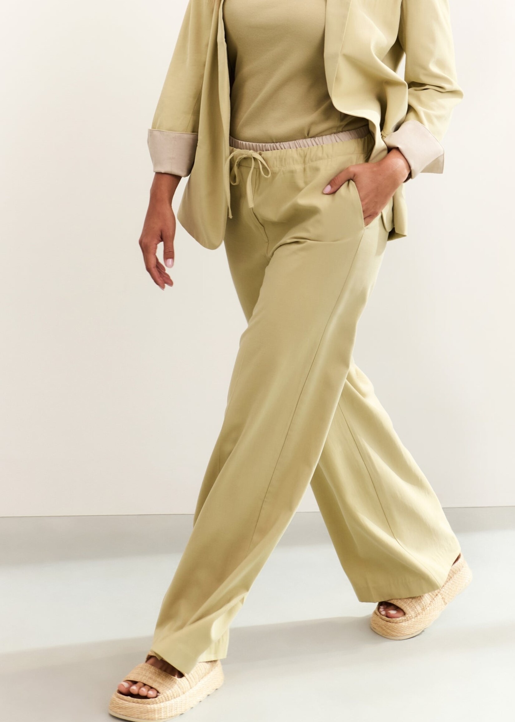 Yaya Women YAYA Pantalon Large Tissé Avec Ceinture En Satin - Soft Green