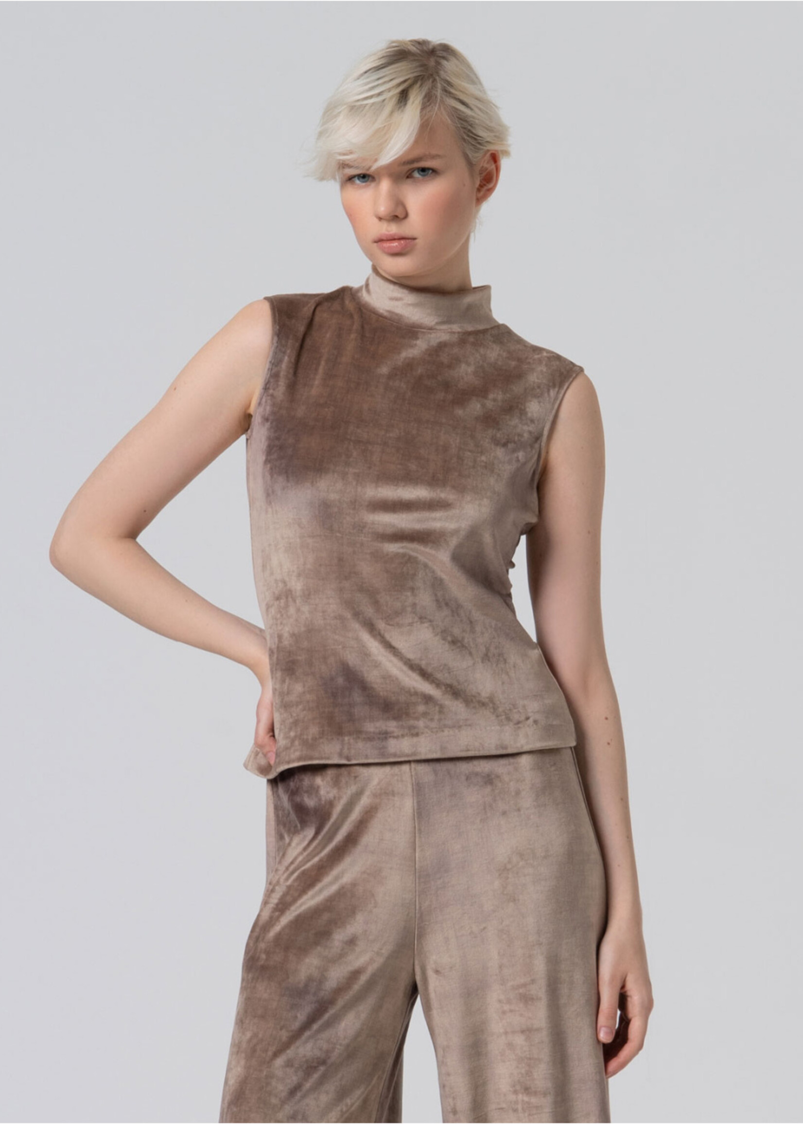 Surkana Surkana Sleeveless Velvet Tank Top - Beige