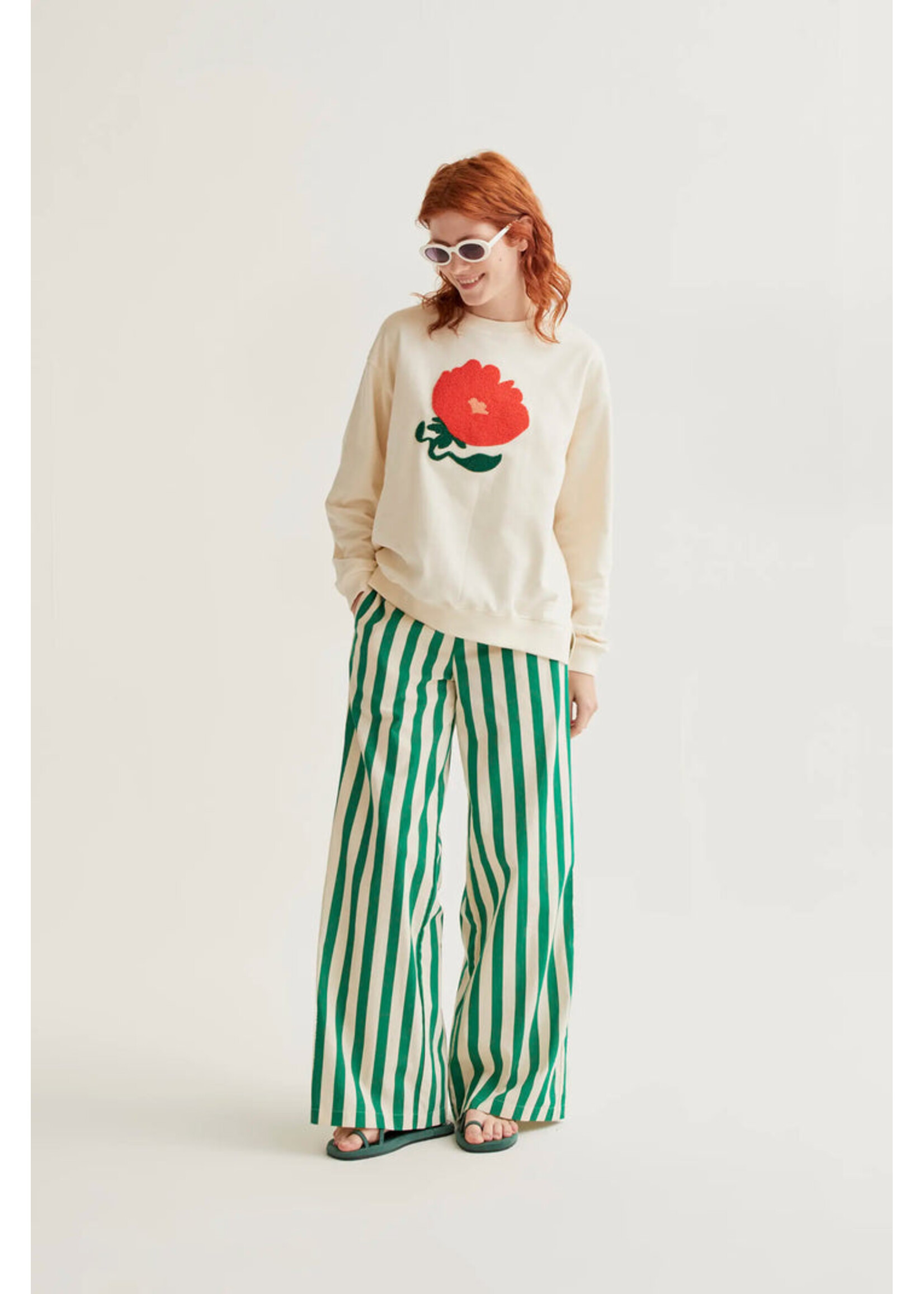 Compañía Fantástica  Compañía Fantástica Flower Embroidery Sweatshirt - Off White