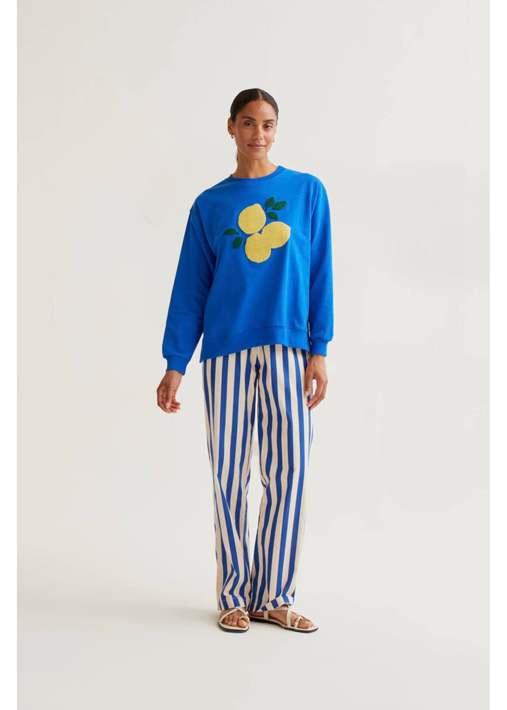 Compañía Fantástica  Compañía Fantástica Lemon Embroidery Sweatshirt - Blue