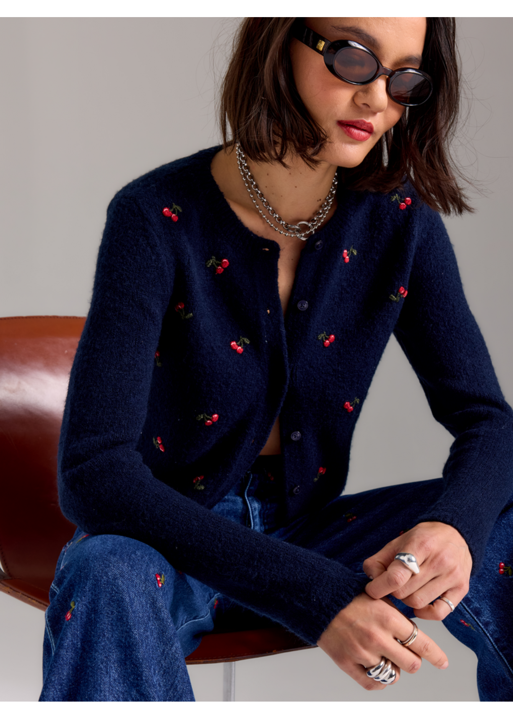 Daze Daze Denim Cardigan Muse Ajusté Brodé – Cerise