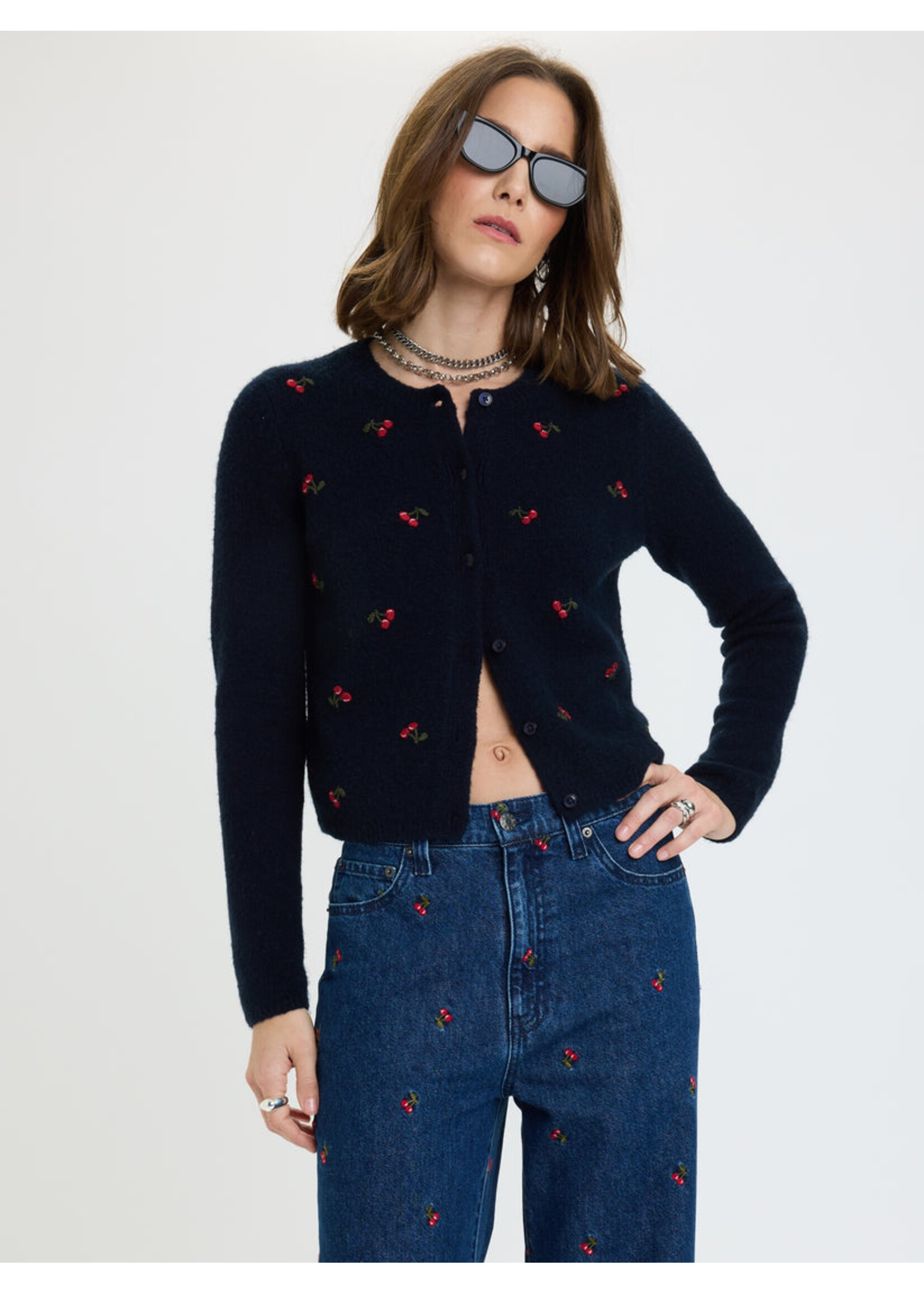 Daze Daze Denim Cardigan Muse Ajusté Brodé – Cerise