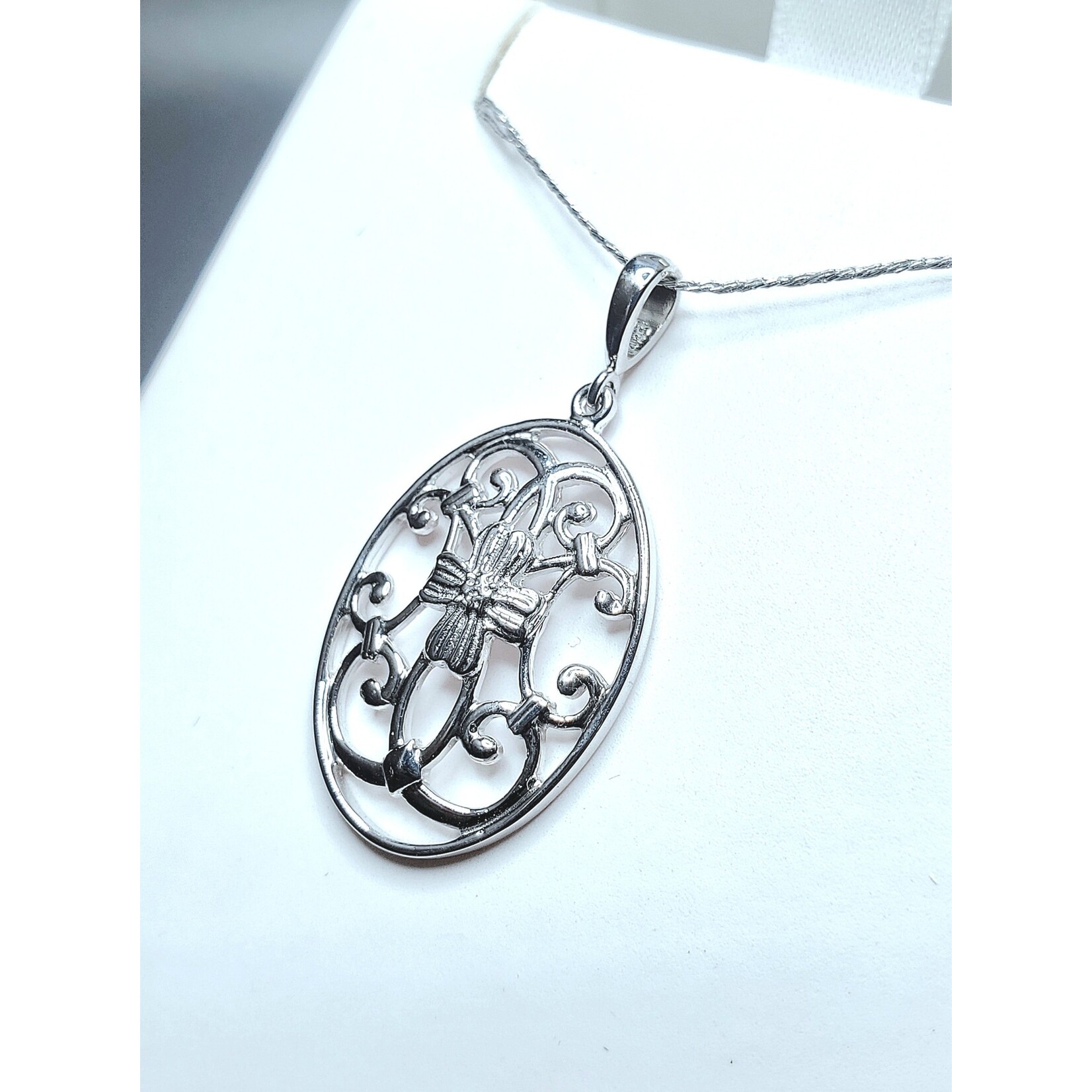 14KW DAU Lady Grace Pendant