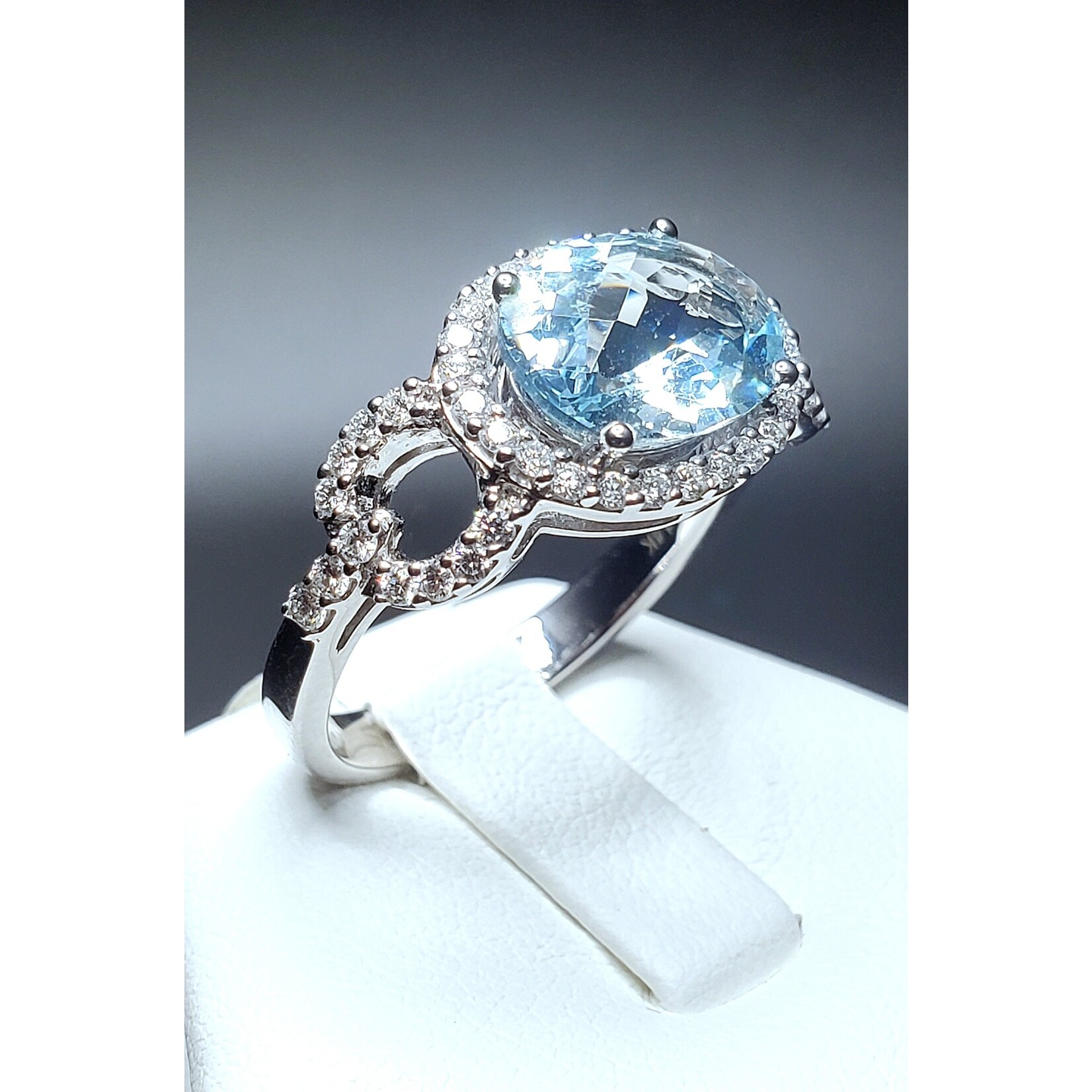14 Karat White Gold 1.90 ct. Oval Aquamarine w/ Diamond Halo Accents Ring Size 7