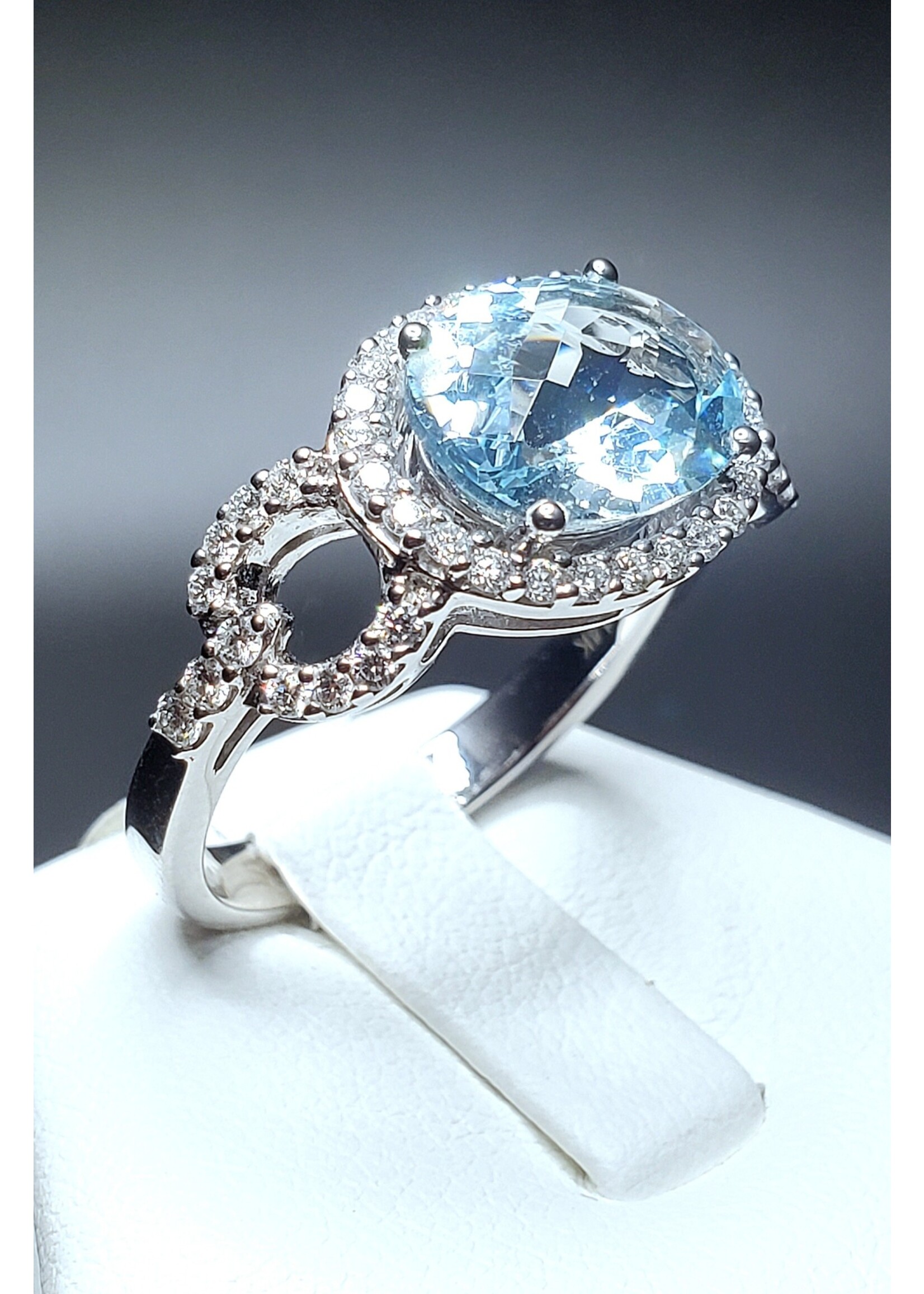 14 Karat White Gold 1.90 ct. Oval Aquamarine w/ Diamond Halo Accents Ring Size 7