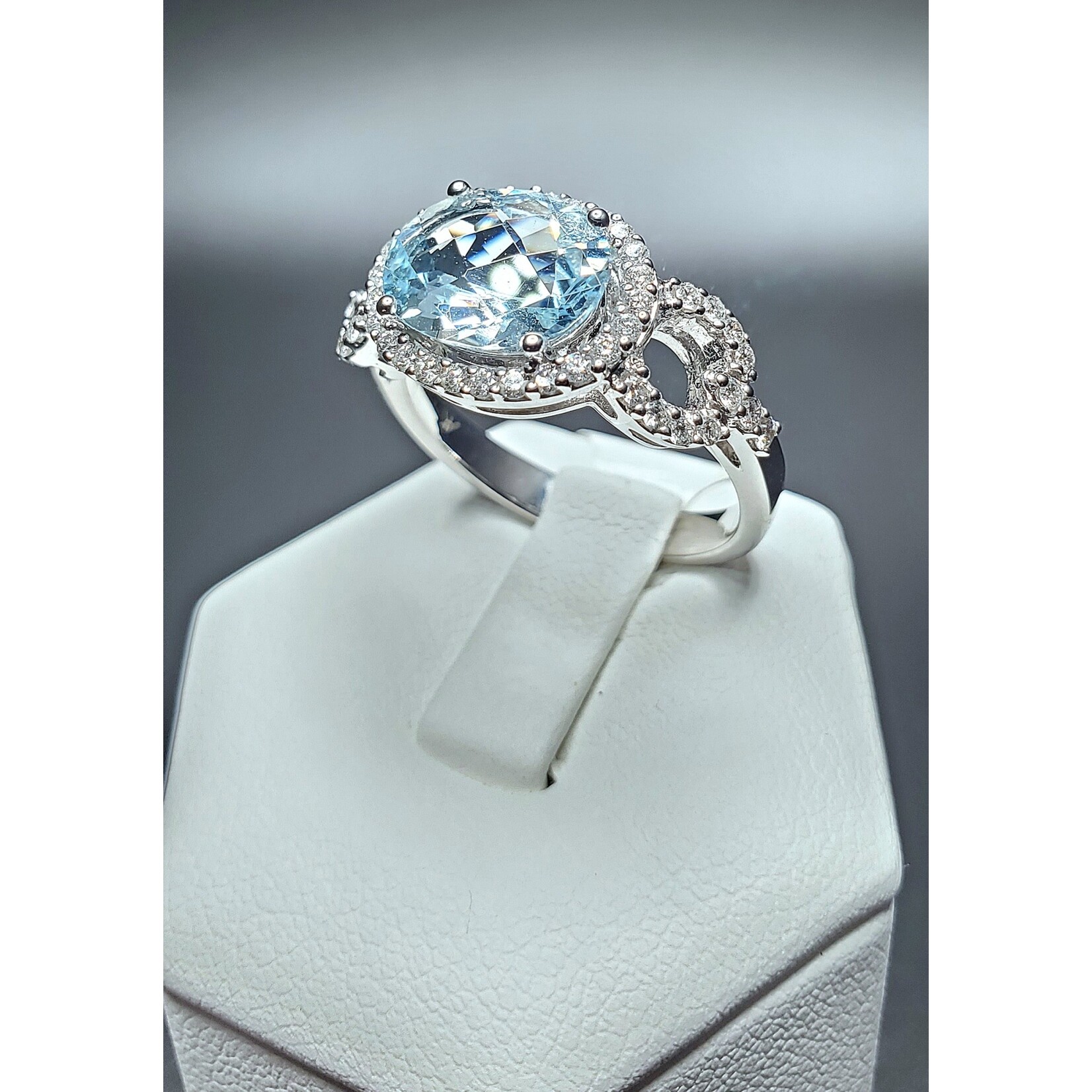 14 Karat White Gold 1.90 ct. Oval Aquamarine w/ Diamond Halo Accents Ring Size 7