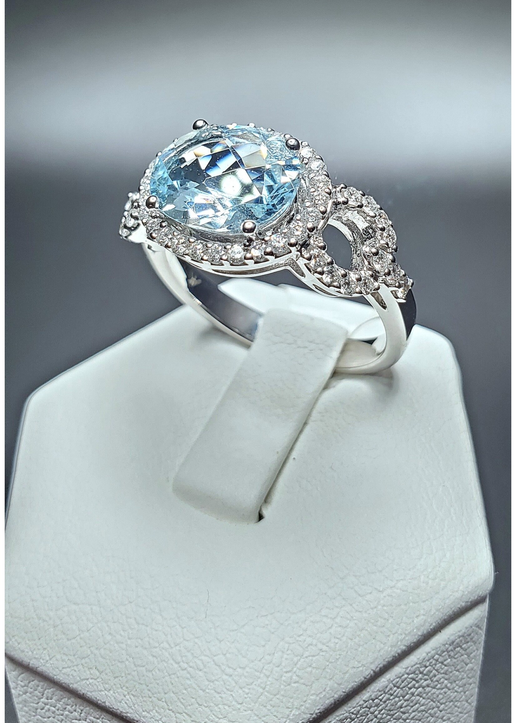 14 Karat White Gold 1.90 ct. Oval Aquamarine w/ Diamond Halo Accents Ring Size 7