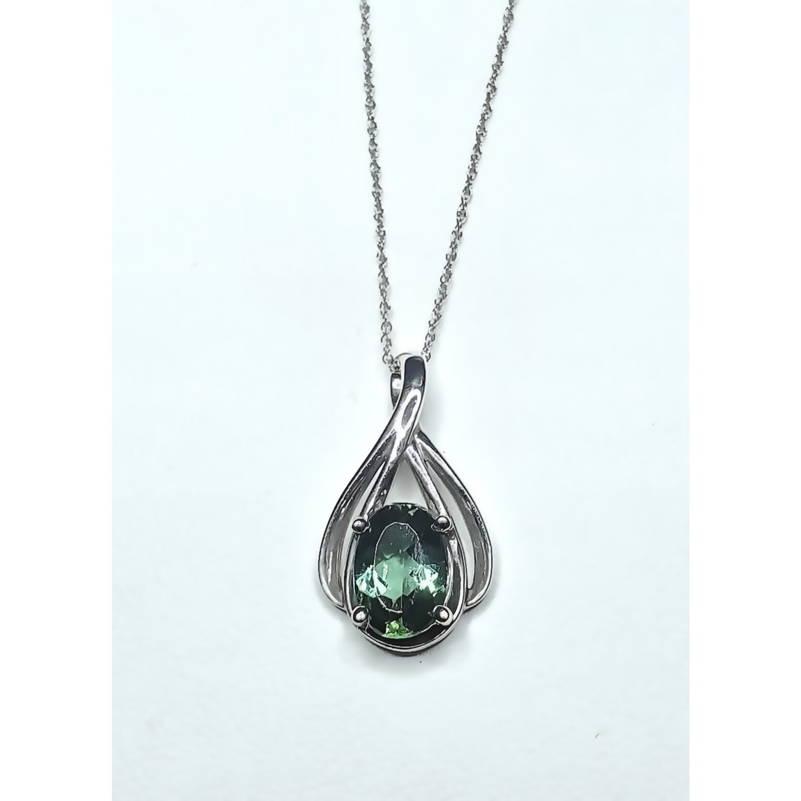 14 Karat White Gold 2.03 Carat Natural Green Tourmaline Necklace